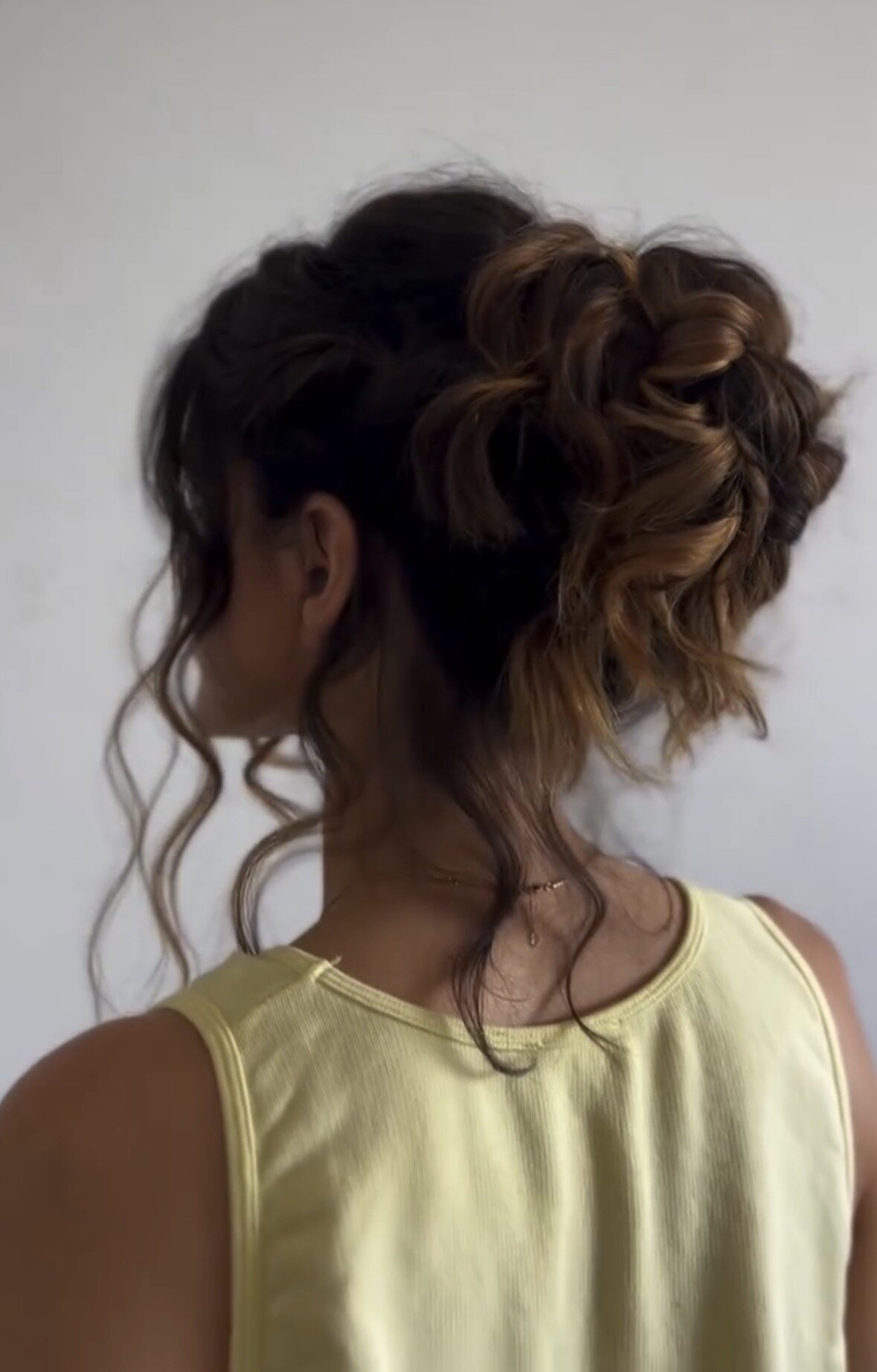 Chignon bohème flou avec mèches tombantes, mariage Marseille