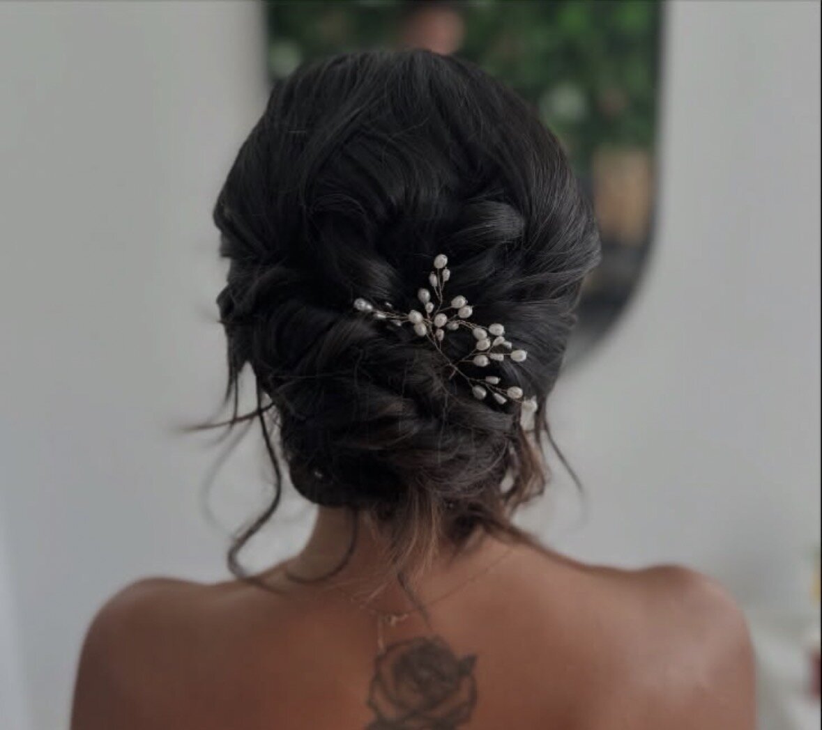 Chignon de mariée élégant avec accessoire perlé, coiffeuse mariage Marseille